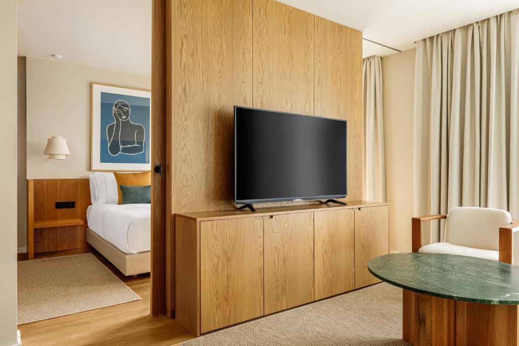 TV a/nebo společenská místnost v ubytování AC Hotel Gava Mar