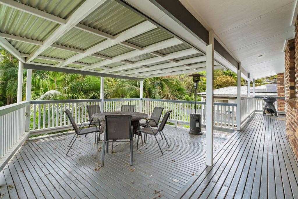 En balkon eller terrasse på Palm Paradise Near the Beach