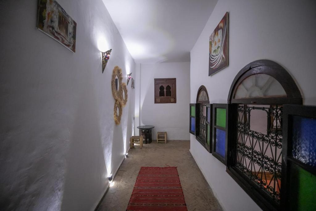 TV a/nebo společenská místnost v ubytování Riad dar Merzouga