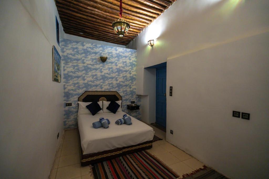 Postel nebo postele na pokoji v ubytování Riad dar Merzouga