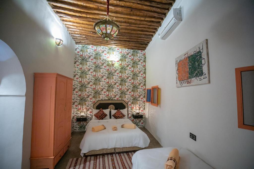 Postel nebo postele na pokoji v ubytování Riad dar Merzouga