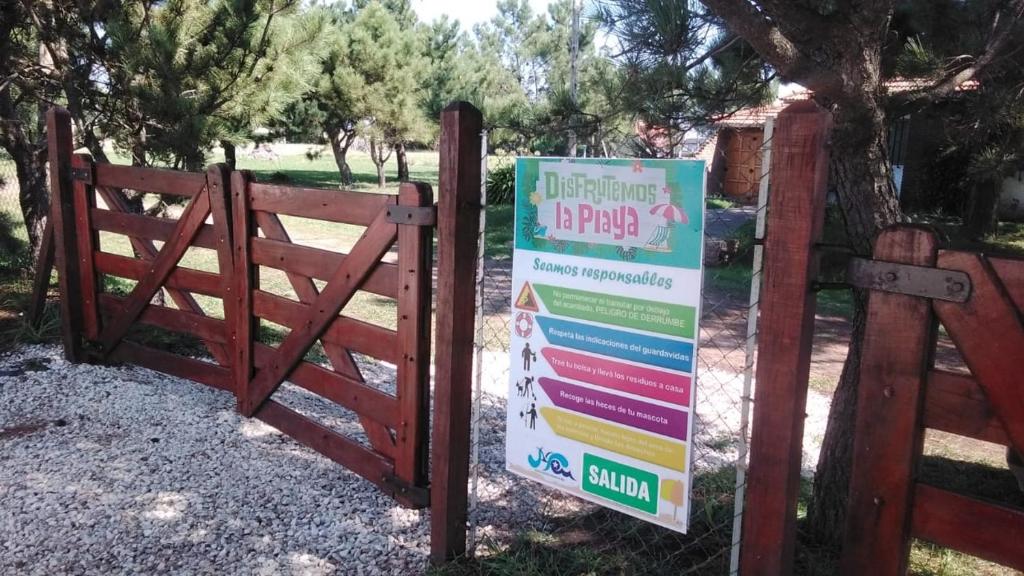 a gate with a sign in front of a fence at Tiny House en El Marquesado Playas del Sur de Mar del Plata in San Eduardo del Mar