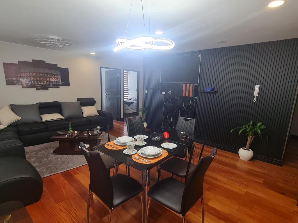 a living room with a table and chairs and a couch at Elegante depa de 2 dormitorios calacoto entre calle 9 y 10 in La Paz