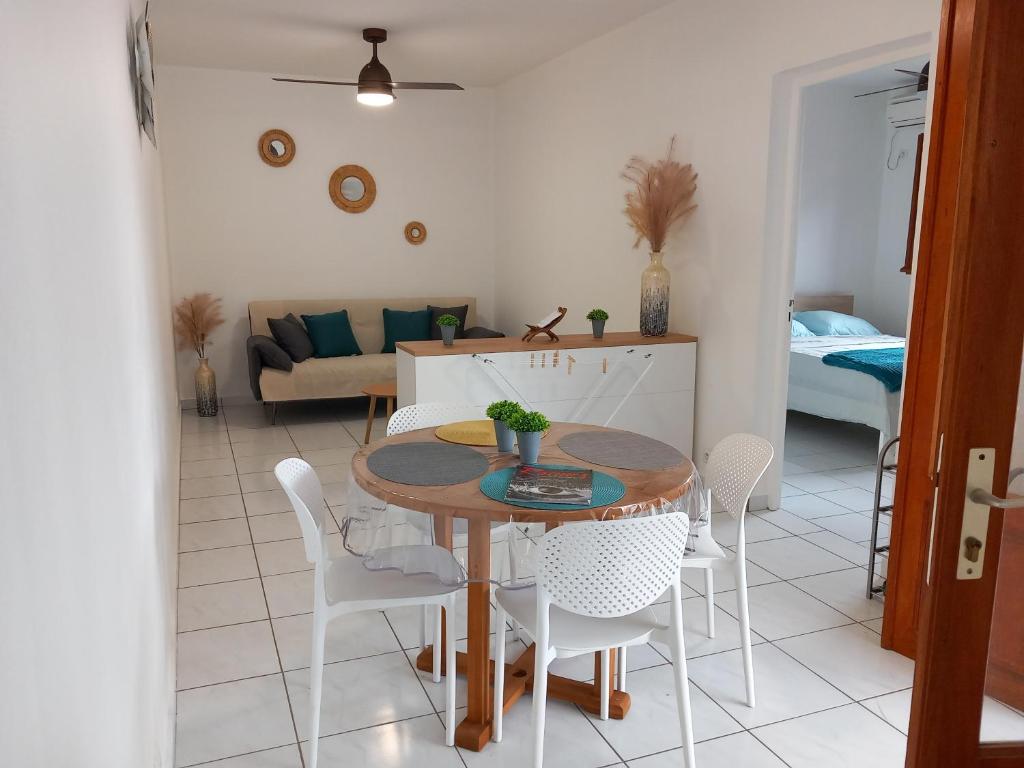 Postel nebo postele na pokoji v ubytování Le Refuge du Colibri