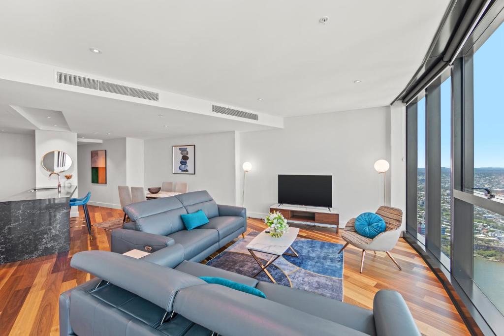 
Three-Bedroom Two Bathroom Sky High River View Executive Apartment
