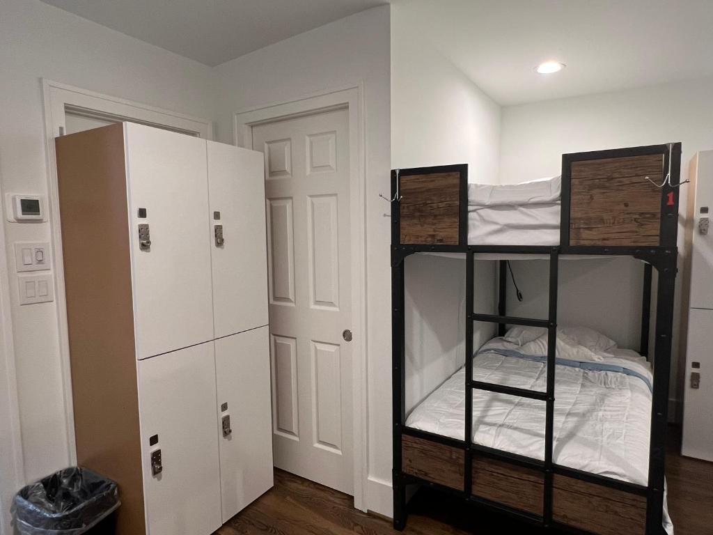 Postel nebo postele na pokoji v ubytování MyCrib Houston Hostel