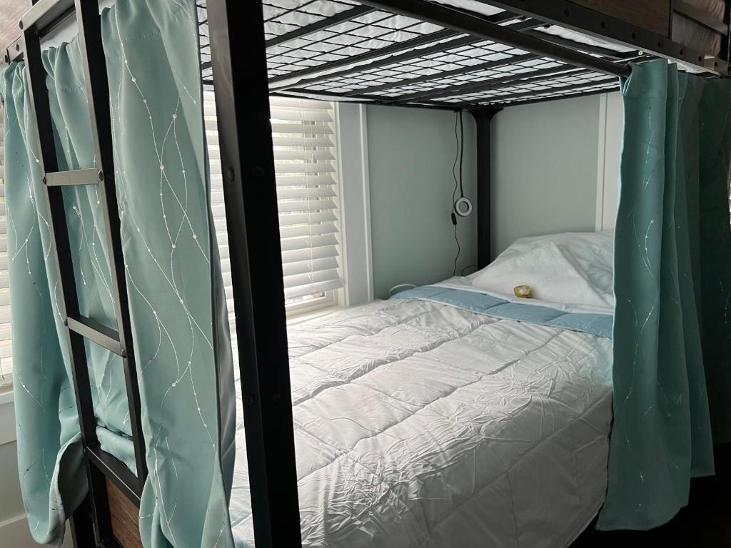 Postel nebo postele na pokoji v ubytování MyCrib Houston Hostel