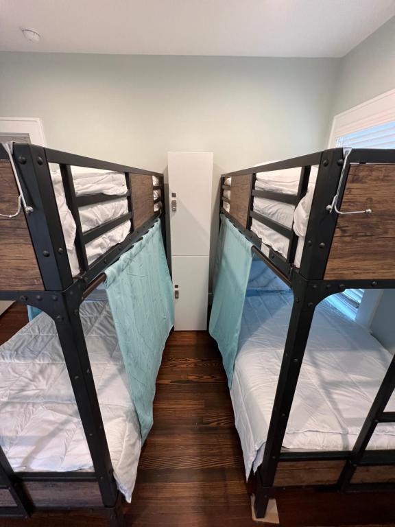 Postel nebo postele na pokoji v ubytování MyCrib Houston Hostel