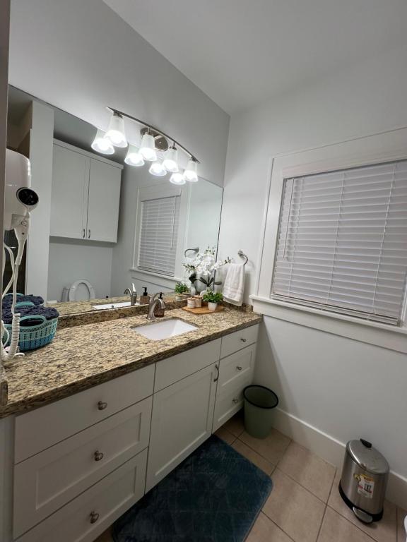 Kuchyň nebo kuchyňský kout v ubytování MyCrib Houston Hostel
