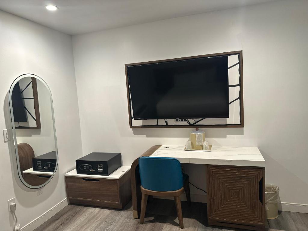 TV a/nebo společenská místnost v ubytování Hotel Rudra - Hollywood