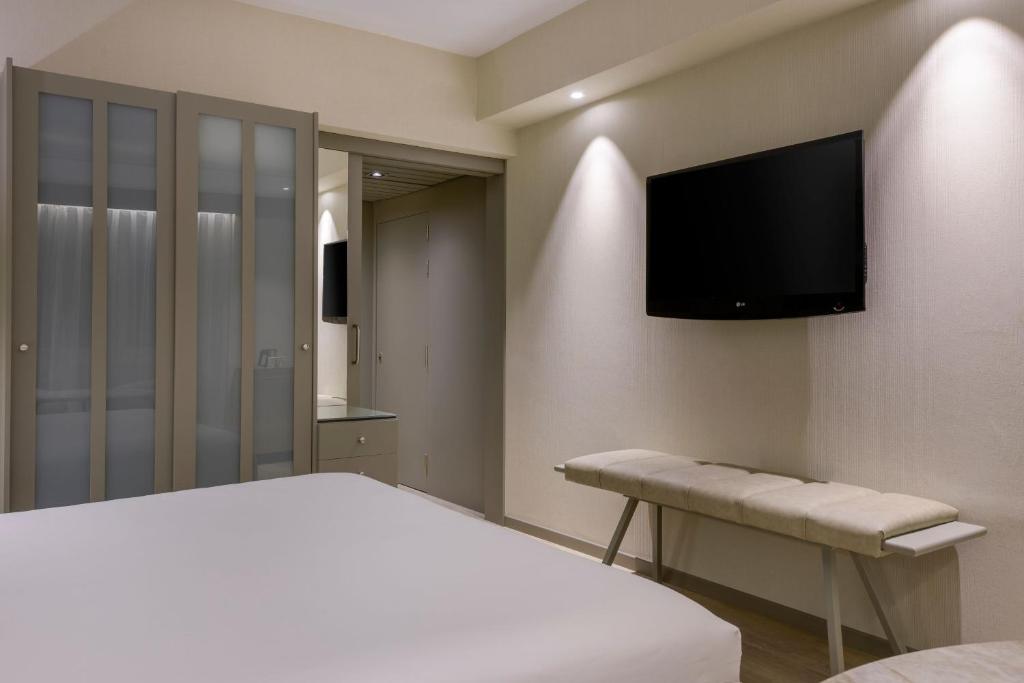 TV a/nebo společenská místnost v ubytování AC Hotel Carlton Madrid by Marriott