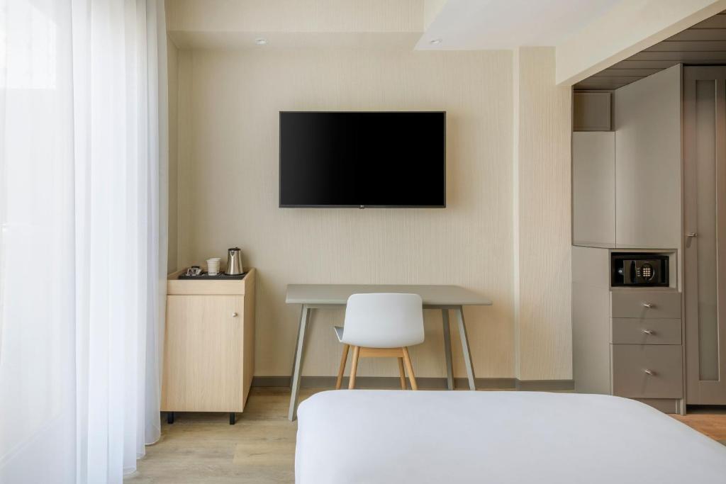 TV a/nebo společenská místnost v ubytování AC Hotel Carlton Madrid by Marriott