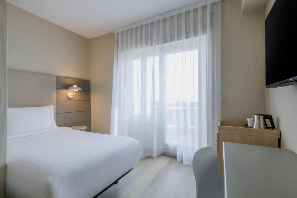 Postel nebo postele na pokoji v ubytování AC Hotel Carlton Madrid by Marriott