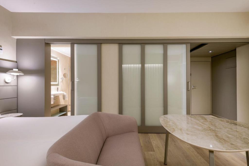 Postel nebo postele na pokoji v ubytování AC Hotel Carlton Madrid by Marriott