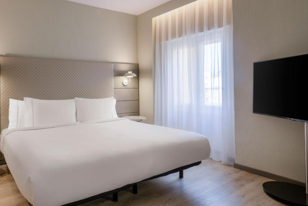 TV a/nebo společenská místnost v ubytování AC Hotel Carlton Madrid by Marriott