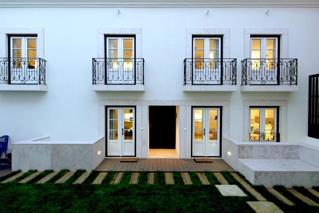 Casa blanca con puertas y ventanas en Alma Moura Residences, en Lisboa