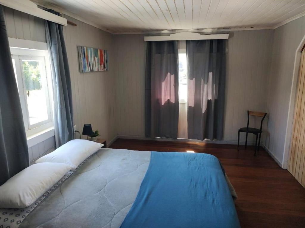 Postel nebo postele na pokoji v ubytování Hostal La Casona Ensenada con parking