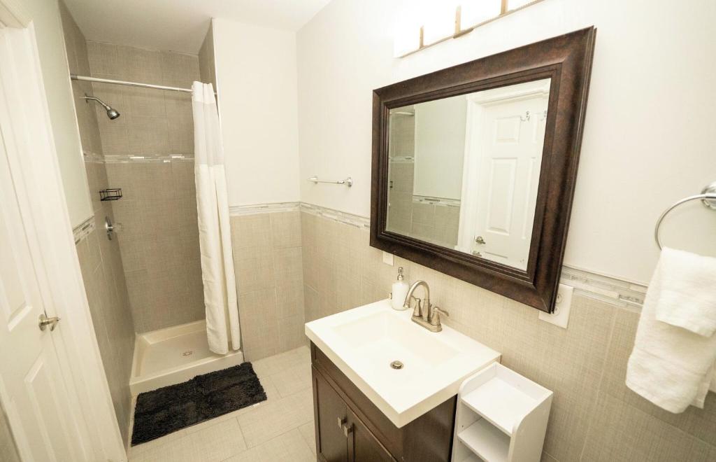 Huge Downtown Baltimore home with parking photo