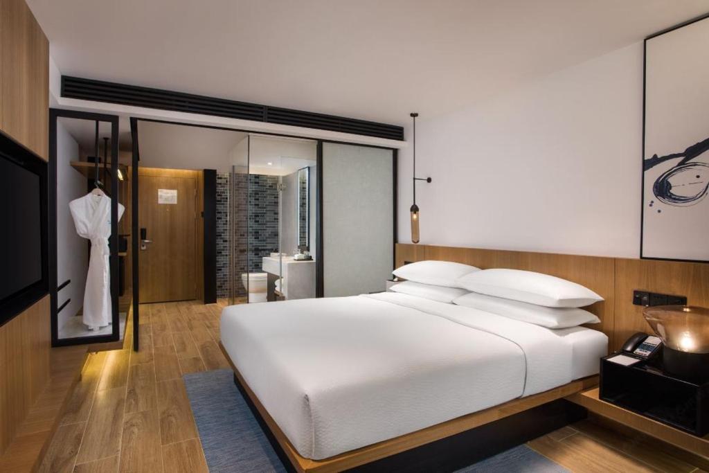Postel nebo postele na pokoji v ubytování Fairfield by Marriott Guangzhou Tianhe Park