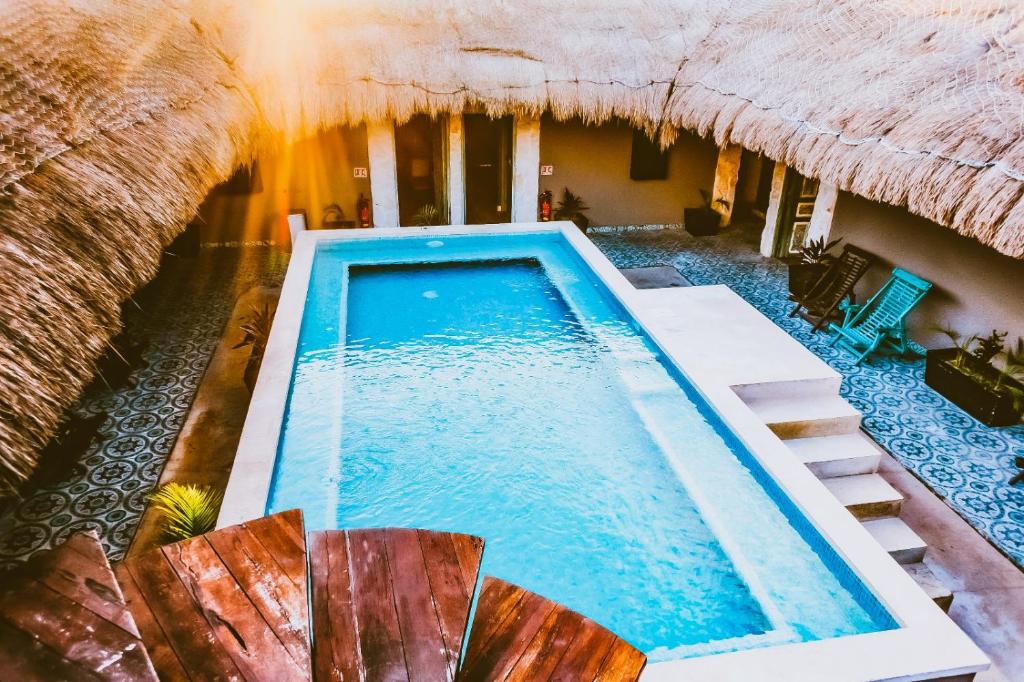 een overloopzwembad met trap en een huis bij Cielito 1 in Tulum