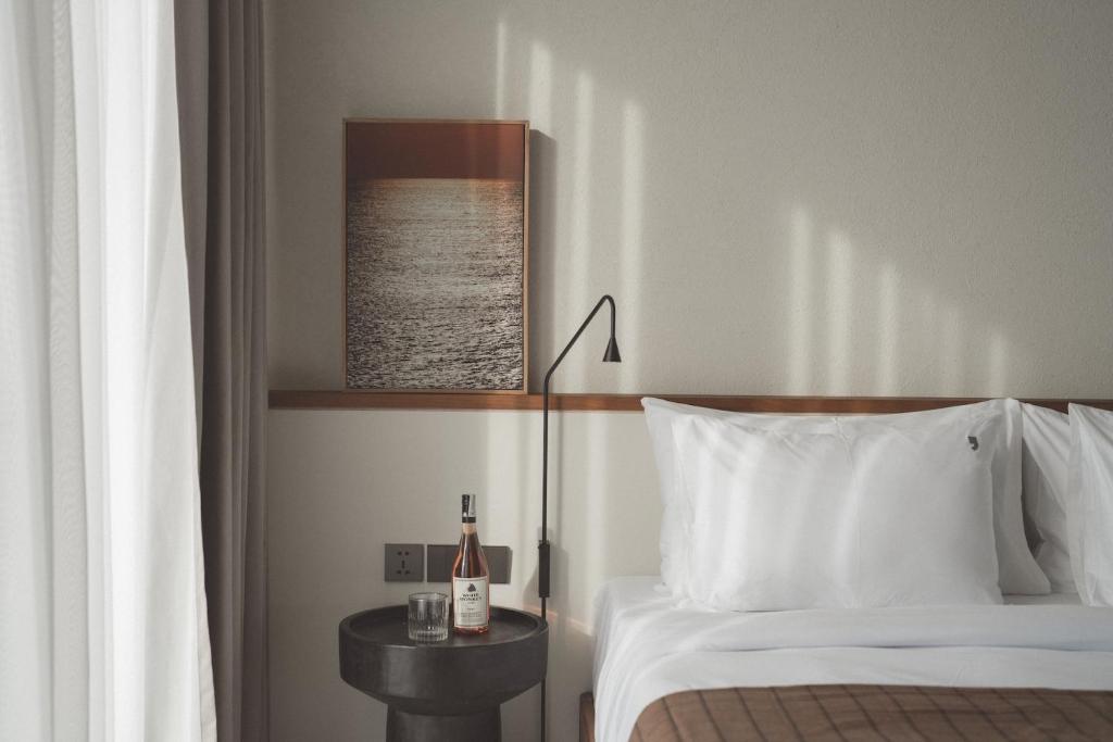 Postel nebo postele na pokoji v ubytování SOKO' Stay at Kedungu