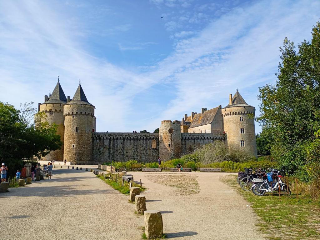 un grand château avec une bande de tourelles dans l'établissement Maison charmante près du château de Suscinio avec jardin et parking - FR-1-639-128, à Sarzeau