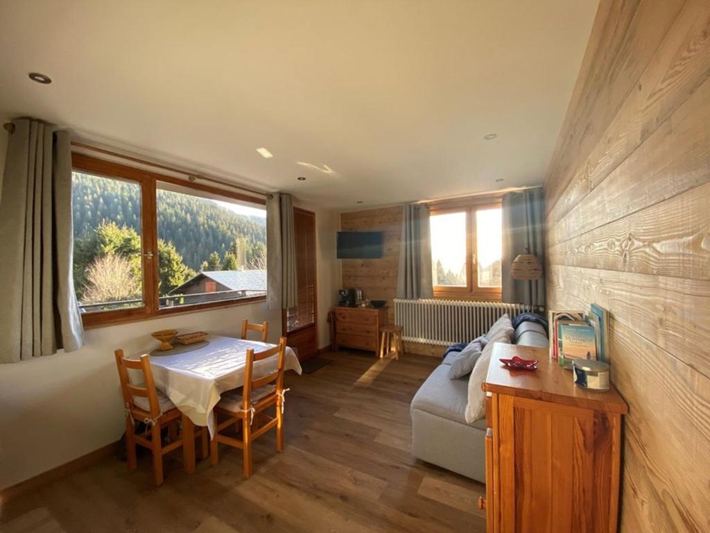 une chambre avec un lit et une table et une salle à manger dans l'établissement Studio 3 pers, Cernix : proche pistes, terrasse, parking - FR-1-733-160, à Crest-Voland