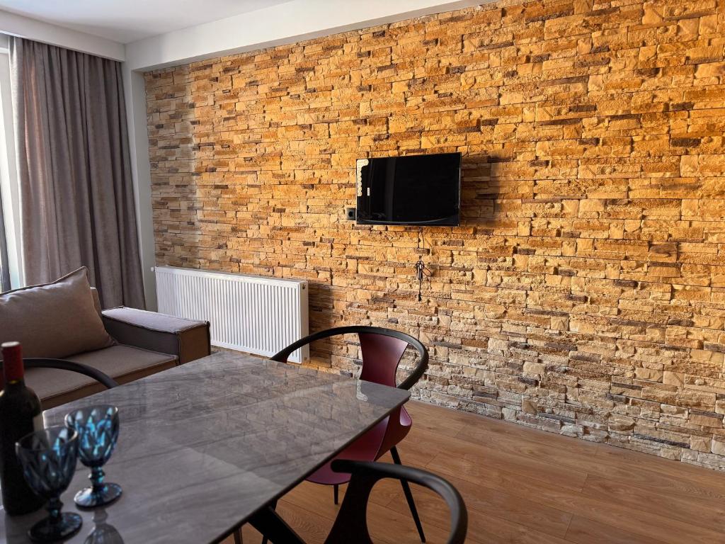 TV a/nebo společenská místnost v ubytování Luxury apartment with bedroom, new gudauri