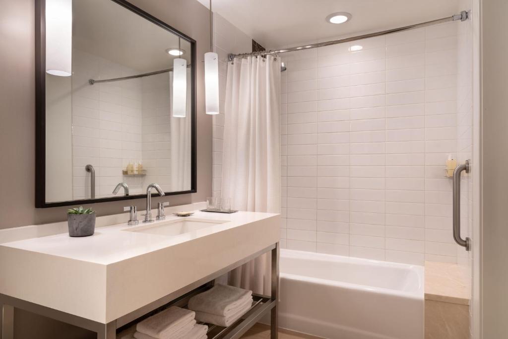 JW Marriott Los Angeles L.A. LIVE - Executive Lounge Access Queens