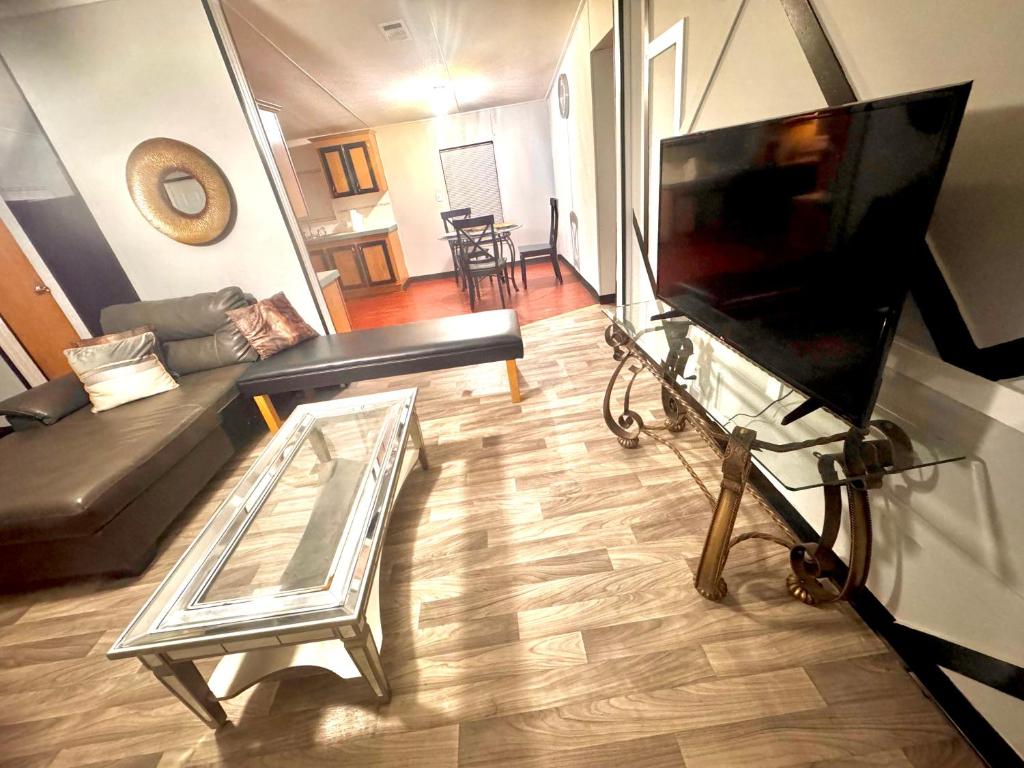 Una sala de estar con un televisor de pantalla plana grande. en Beautiful two bedroom house, en Lake Wales