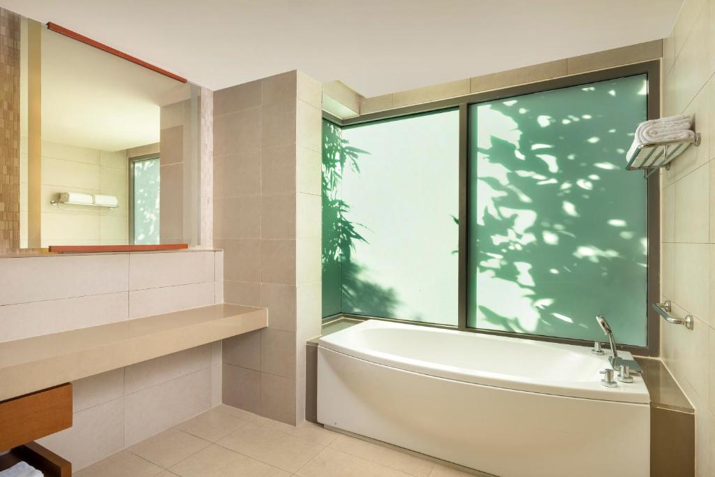Koupelna v ubytování The Westin Siray Bay Resort & Spa, Phuket