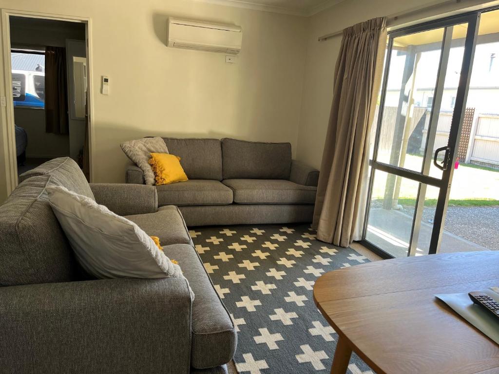 Sunny Escape in Old Cromwell - Resim 13