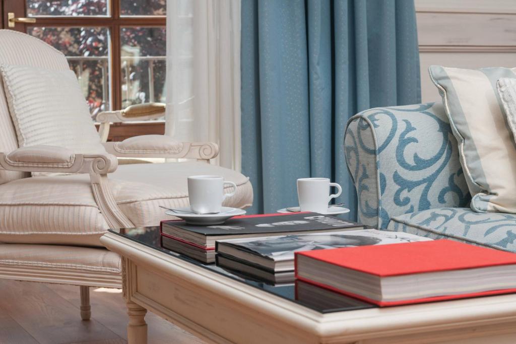 A seating area at Eugenia de Montijo, Autograph Collection