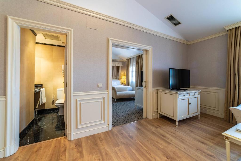 A television and/or entertainment centre at Eugenia de Montijo, Autograph Collection