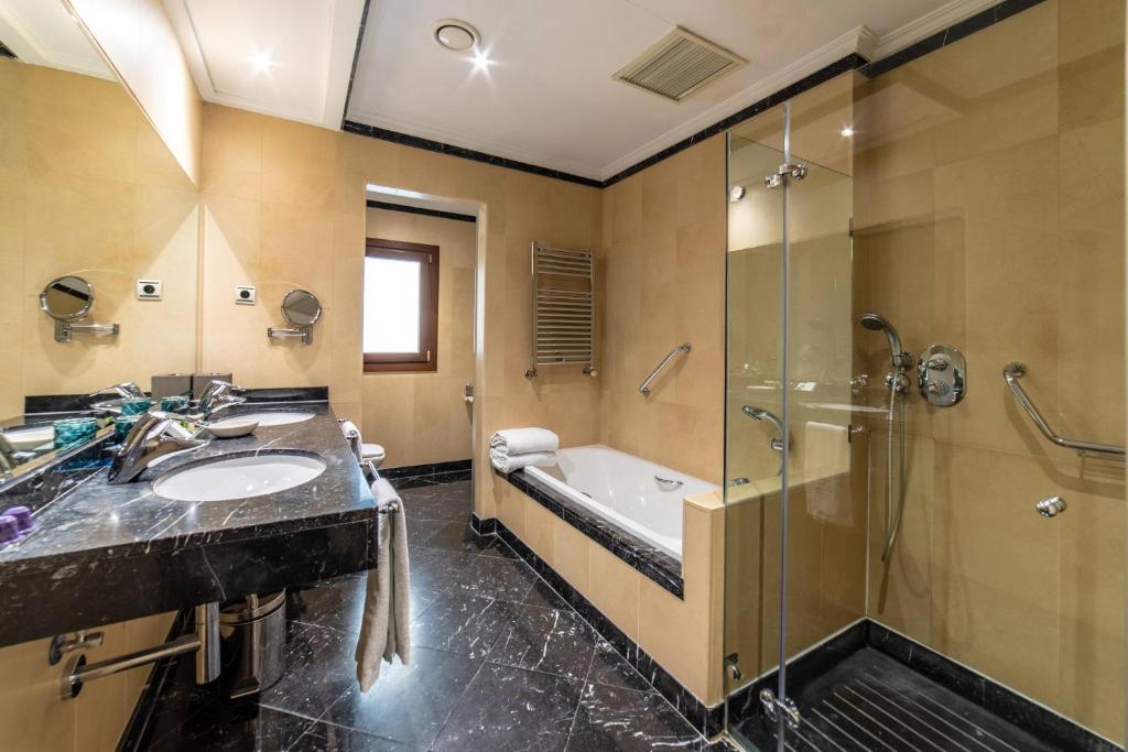 A bathroom at Eugenia de Montijo, Autograph Collection