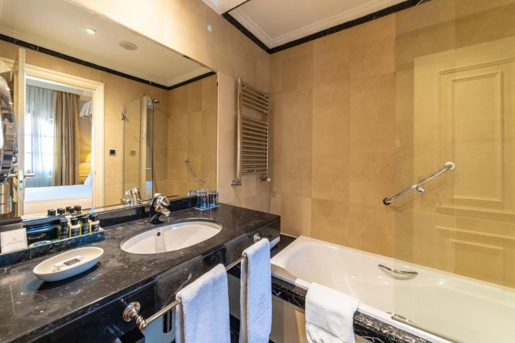 A bathroom at Eugenia de Montijo, Autograph Collection