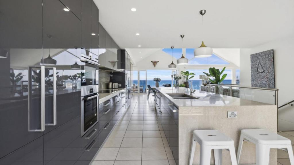 Kuchyň nebo kuchyňský kout v ubytování Epic View - Panoramic, Beach, 3Bed 3Bath, Luxe