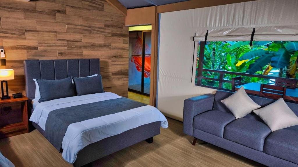 Postel nebo postele na pokoji v ubytování Valverde Glamping & Ecolodge