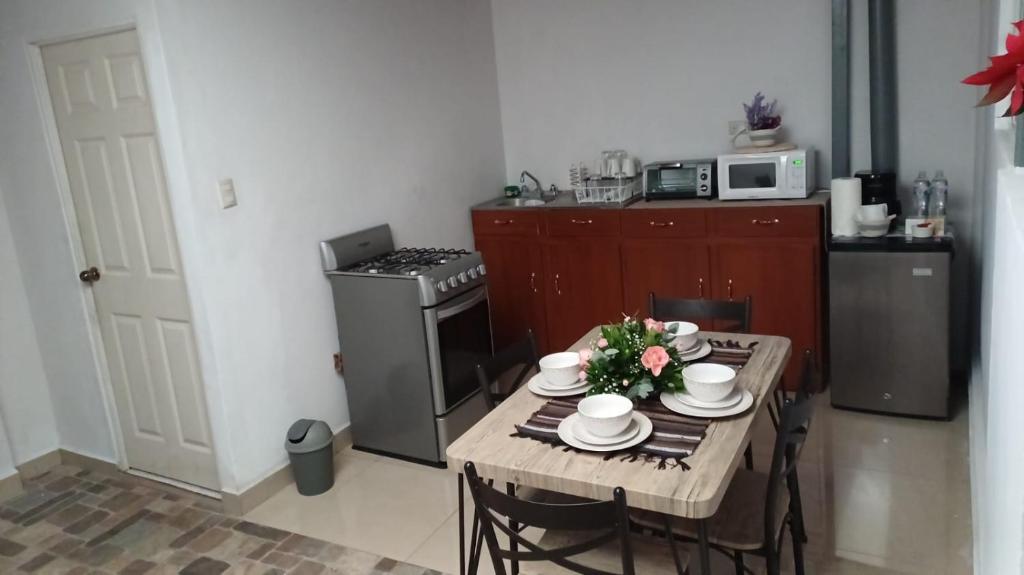 Η κουζίνα ή μικρή κουζίνα στο Casa cerca del Centro de Santa Ana