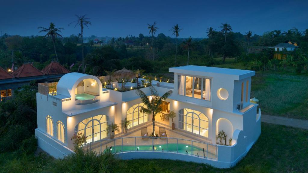 een luchtzicht op een huis 's nachts bij Casa Mana Ubud in Ubud