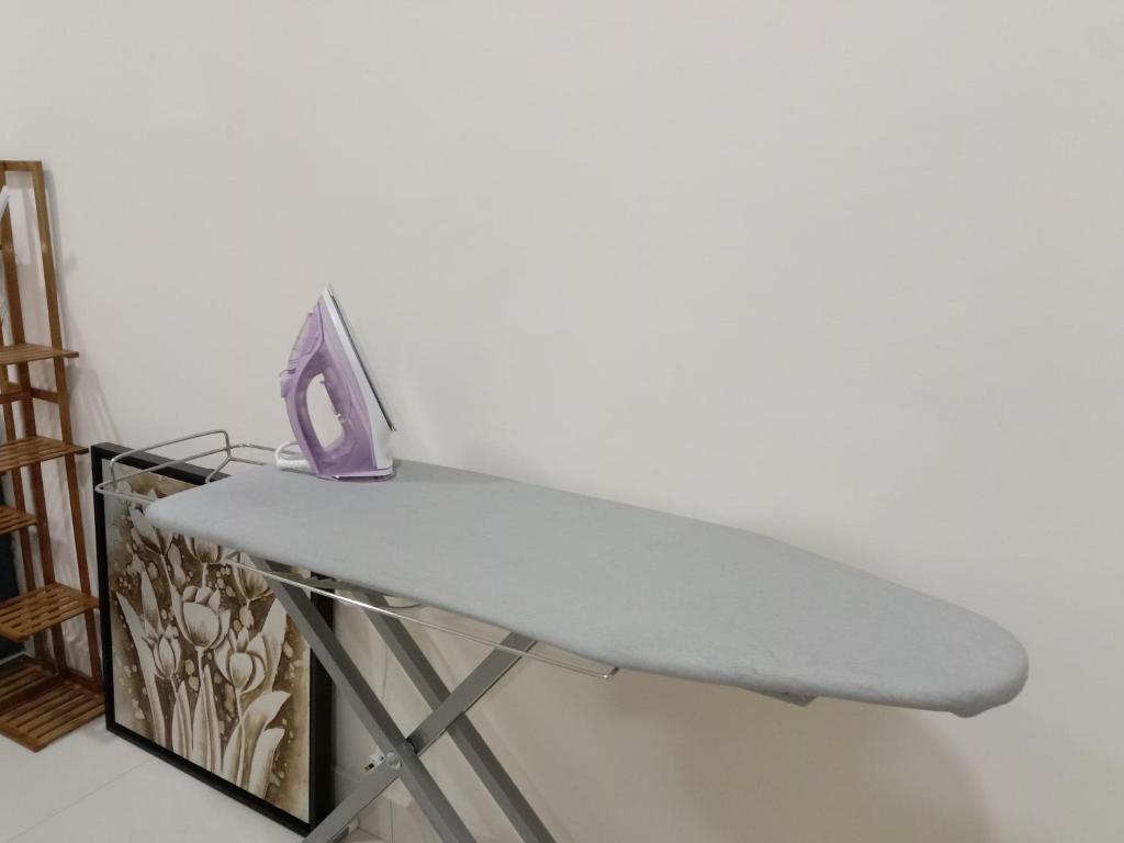 un escritorio con un monitor encima en ABC PRiVATE RooM Klcc, en Kuala Lumpur