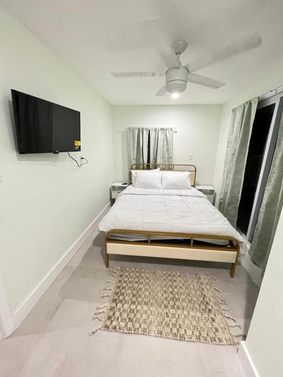 Кровать или кровати в номере Weeki Wachee Retreat Canal home with hot tub kayaks canoe and boat with trolling motor included
