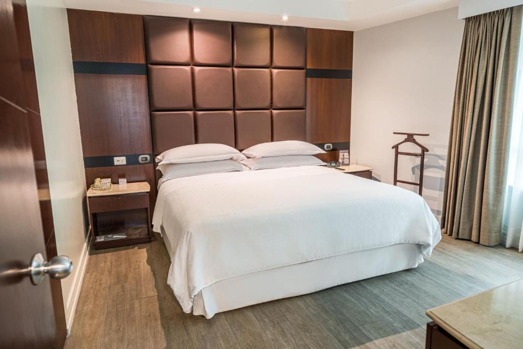 Postel nebo postele na pokoji v ubytování Sheraton Guayaquil