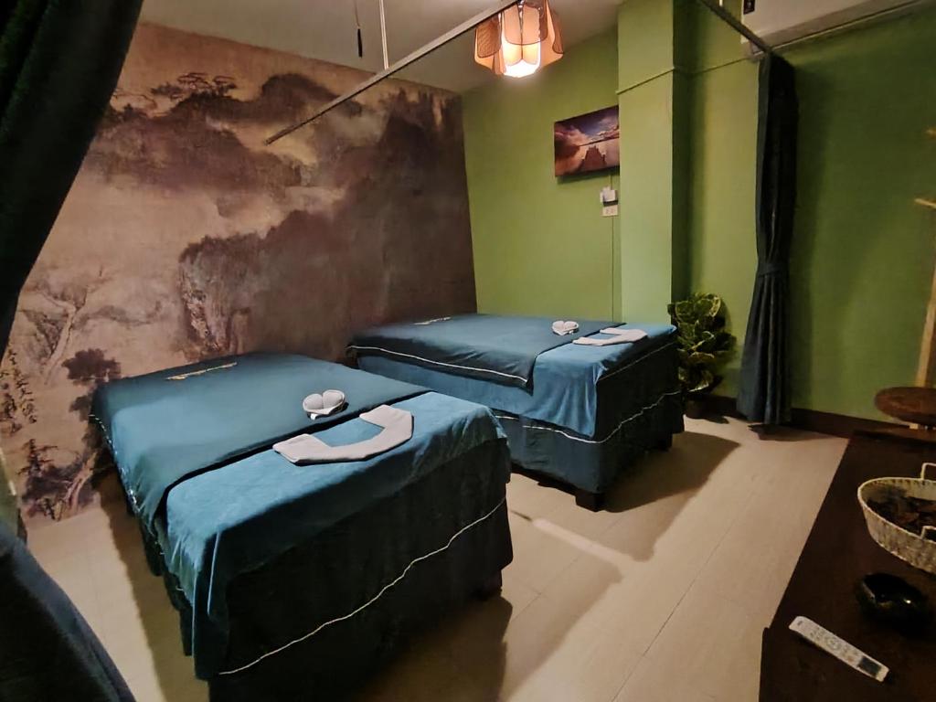 Postel nebo postele na pokoji v ubytování Lily Holiday hotel 百合假日酒店