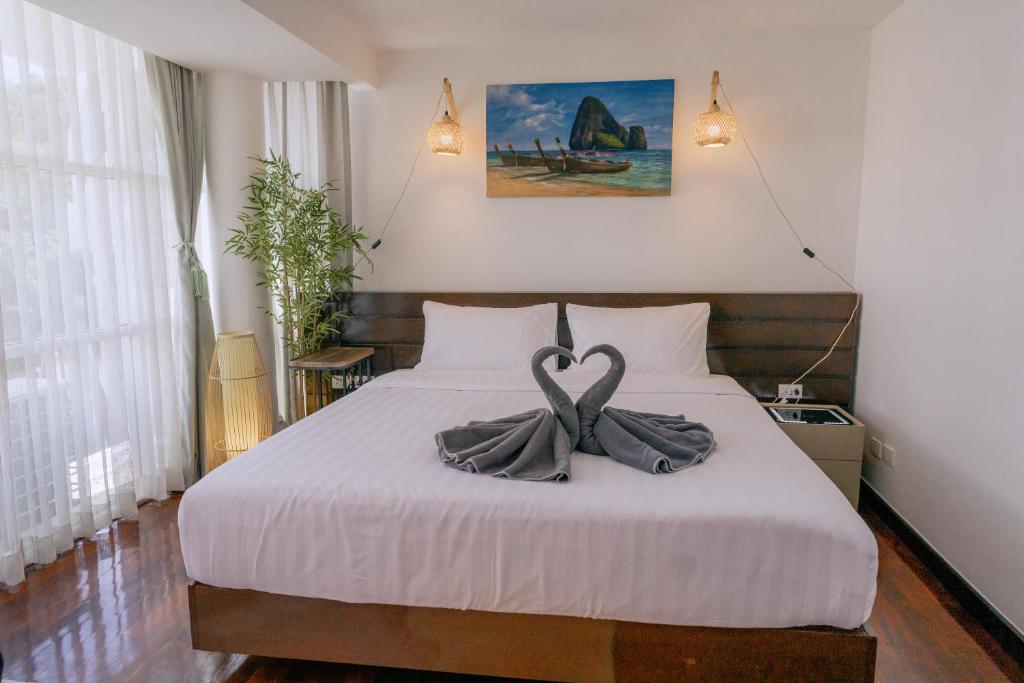 Schlafzimmer mit einem Bett mit Herzdekoration in der Unterkunft The Kris Cozy 2-Bedrooms Apartment in Patong Beach