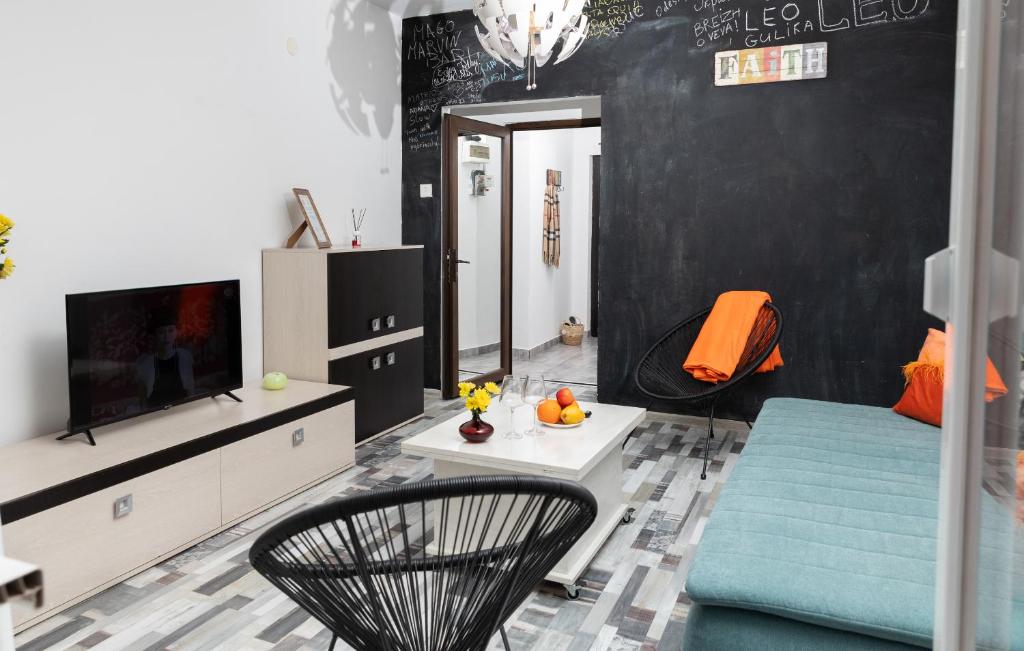 een woonkamer met een bank en een tv bij Old City Deluxe Apart - River View ! in Boekarest