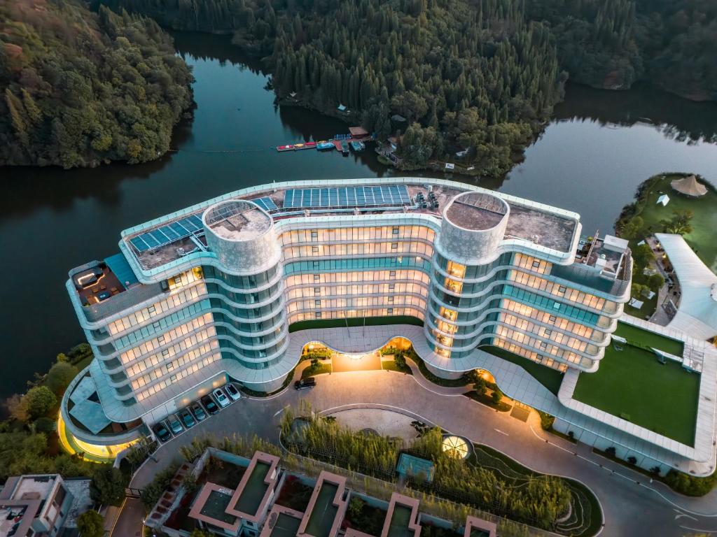 昆明昆明玉龙湾湖景酒店的带湖的建筑的鸟瞰图