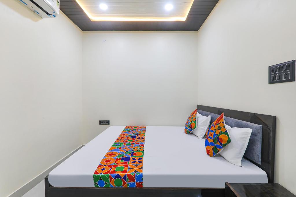 Letto o letti in una camera di FabExpress Awadh Inn - 400m from Shri Ram Janam Bhumi