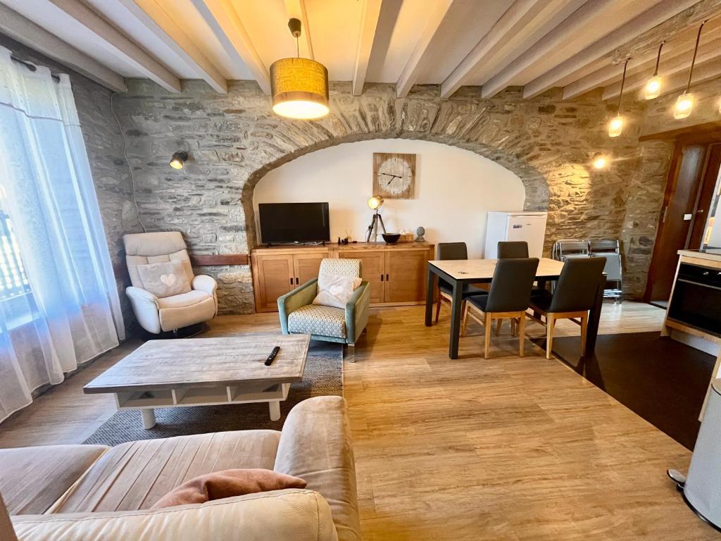 un salon avec un canapé et une table dans l'établissement 