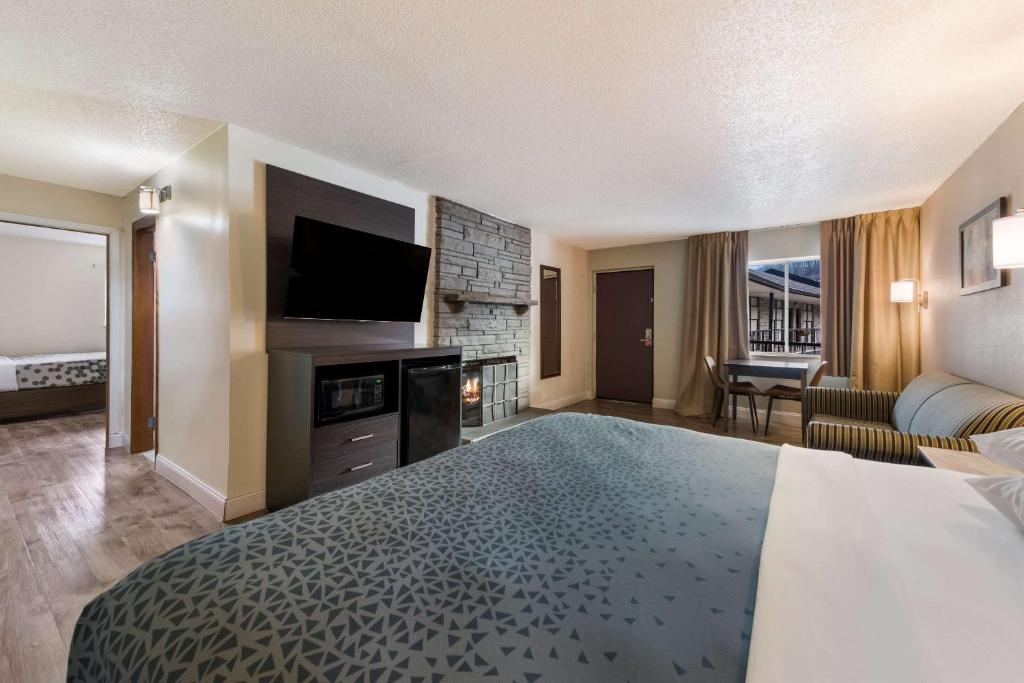 Econo Lodge Inn & Suites on the River photo